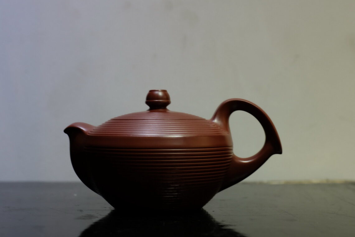 章燕城手拉壶作品《和平鸽》