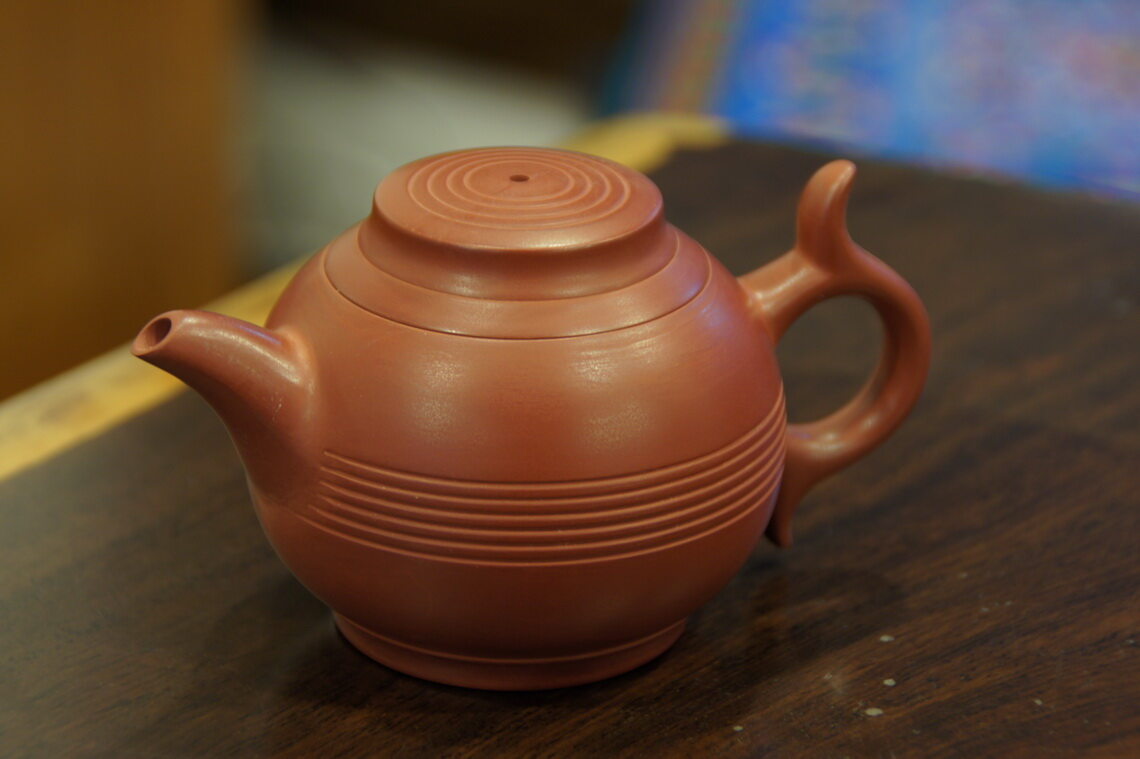 章燕城手拉壶作品《鱼乐壶》