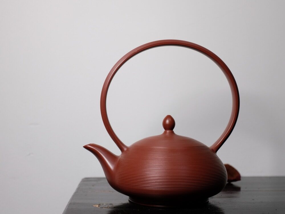 章燕城千环手拉提梁壶《潮韵》